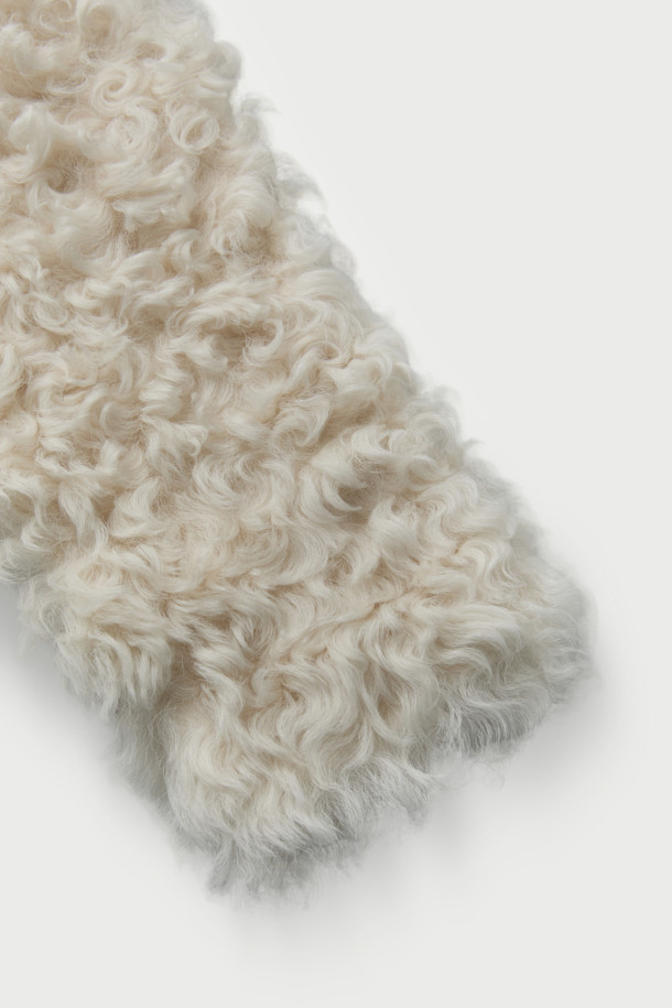 QASSYM(큐아심) 시어링 재킷은 출근룩, 오피스룩, 비즈니스 캐주얼에 어울리는 세련된 디자인의 재킷입니다. 클래식, 미니멀, 시크 스타일을 추구하는 분들께 적합하며, 어떤 옷에도 잘 어울려 폭넓은 활용도를 자랑합니다. 부드러운 시어링 소재가 고급스러운 분위기를 더하며, 편안한 착용감을 선사합니다. 세련된 디자인과 뛰어난 실용성을 갖춘 QASSYM(큐아심) 시어링 재킷으로 당신의 스타일을 완성해보세요. 
