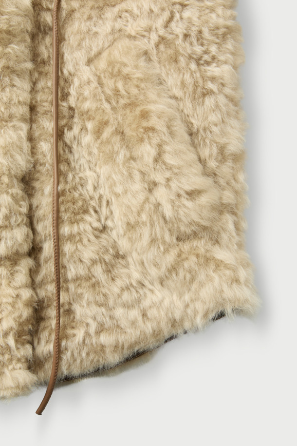 HURON(휴론) 시어링 하이넥 코트는 여성스러운 데이트룩을 완성하는 미니멀하고 시크한 스타일의 아우터입니다. 부드러운 촉감의 천연 양가죽과 레이온 혼방 소재로 제작되었으며, 두꺼운 두께감으로 겨울철에도 따뜻하게 착용할 수 있습니다. 허리 가죽 스트랩과 사이드 포켓, 스탠드 칼라 디테일이 돋보이며, 오버핏 디자인과 히든 클로징으로 세련된 실루엣을 연출합니다. 베이지 컬러의 무지 디자인으로 다양한 룩에 매치하기 용이합니다. 긴 소매 기장의 레귤러 기장 하이넥 코트로, 시크하고 세련된 겨울 스타일을 완성해 보세요.
