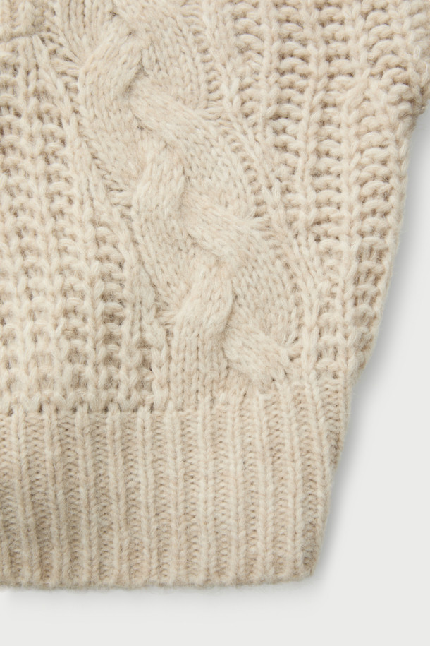 SWANA(스와나) 하프짚 카라 니트 탑은 가을, 겨울 시즌에 어울리는 여성용 니트/스웨터입니다. 베이직하고 캐주얼한 스타일로, 일상과 출근룩, 모임룩까지 폭넓게 활용 가능합니다. 루즈핏의 베이지 컬러, 긴 소매와 두꺼운 두께감으로 포근함을 더하며, 부드러운 촉감이 특징입니다. 케이블 패턴과 하프넥 디자인에 집업 여밈 방식을 더해 실용성을 높였으며, 시보리 소매와 밑단으로 안정적인 핏을 선사합니다. 카울넥 또는 와이드 오픈 칼라 연출이 가능하며, 레이어드 스타일링으로 다양한 분위기를 연출할 수 있습니다.
