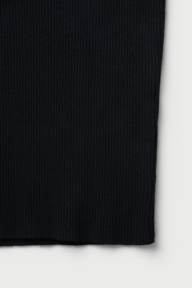 AMBRA(앰브라) 하프 집업 니트 탑은 레이온과 폴리에스터 혼방 소재로 제작되어 부드러운 촉감을 선사합니다. 슬림핏 디자인에 하이넥, 긴 소매, 얇은 두께로 간절기 시즌에 적합하며, 베이직한 스타일을 연출합니다. 숄더 부분의 더블 레이어 패널 디테일이 돋보이며, 하프 집업 방식으로 간편하게 착용할 수 있습니다. 출근룩과 모임룩 모두 활용 가능하며, 미니멀, 클래식, 시크한 스타일을 즐기는 여성분들께 추천합니다. 이너용으로 활용하여 다양한 스타일을 연출해보세요.
