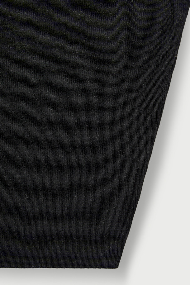 SALVY(살비) 오토만 니트 탑은 미니멀하고 시크한 스타일을 추구하는 여성에게 적합한 제품입니다. 가을과 겨울에 어울리는 블랙 컬러의 하이넥 디자인이며, 세미 오버핏으로 편안한 착용감을 선사합니다. 레이온, 나일론, 금속섬유 혼방 소재로 부드러운 촉감을 느낄 수 있으며, 라글랑 숄더와 메탈릭사가 은은한 포인트를 더합니다. 소매와 밑단 시보리 처리, 입체적인 디자인으로 세련된 룩을 완성하며, 데이트룩, 모임룩, 출근룩 등 다양한 TPO에 활용 가능합니다.
