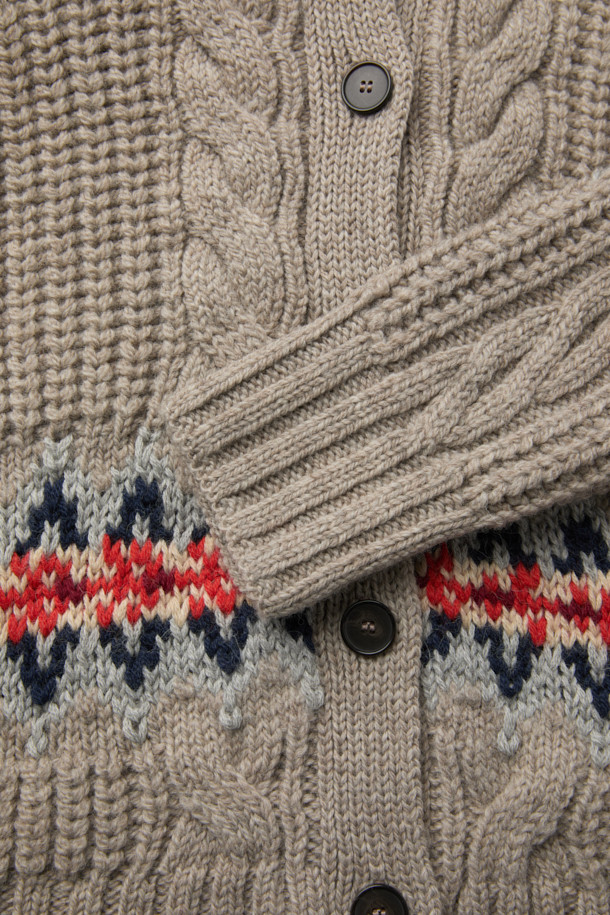 GARIK (가릭) 오버 숄더 노르딕 가디건은 여성스러운 무드를 연출하는 캐주얼 스타일의 니트/스웨터입니다. 모와 알파카 혼방 소재로 제작되어 부드러운 촉감과 따뜻함을 선사하며, 가을, 겨울 시즌에 착용하기 좋습니다. 오버핏 디자인과 크롭 기장으로 트렌디함을 더하고, 라운드넥과 버튼 여밈으로 편안함을 강조했습니다. 베이지, 블랙, 핑크, 블루 4가지 컬러로 출시되어 데이트룩, 모임룩 등 다양한 TPO에 활용 가능하며, 케이블 및 노르딕 패턴, 골지 마감 디테일이 돋보이는 매력적인 아이템입니다.
