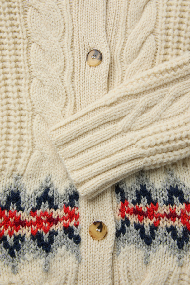 **GARIK(가릭) 오버 숄더 노르딕 가디건**은 여성의 캐주얼 스타일을 위한 니트/스웨터입니다. 아이보리, 네이비, 코랄 세 가지 색상으로 출시되었으며, 가을과 겨울에 따뜻하게 착용할 수 있습니다. 모와 알파카 혼방 소재로 제작되어 부드러운 촉감과 뛰어난 보온성을 제공하며, 오버핏 라운드넥 디자인으로 편안한 착용감을 선사합니다. 노르딕과 케이블 패턴이 돋보이며, 긴 소매와 버튼 여밈, 골지 마감 디테일로 완성도를 높였습니다.
