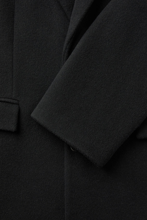 Vigore(비고레) 캐시미어 블렌드 대디핏 싱글 맥시코트는 고급스러운 스타일을 연출하는 남성용 코트입니다. 하이그레이드 울과 캐시미어 혼방 소재로 제작되어 부드러운 촉감과 뛰어난 보온성을 제공합니다. 맥시 기장의 오버핏 디자인에 싱글 버튼 여밈 방식으로 클래식하면서도 모던한 분위기를 자아냅니다. 어깨를 강조하는 실루엣과 V존 디자인이 특징이며, 출근룩, 오피스룩, 모임룩 등 다양한 TPO에 활용 가능합니다. 블랙 컬러의 무지 디자인으로 미니멀하고 시크한 스타일을 완성해보세요.
