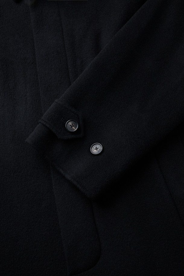 푀트레 캐시미어 블렌드 핸드메이드 발마칸 롱코트는 가을과 겨울, 당신의 클래식하고 미니멀한 스타일을 완성해 줄 아우터입니다. 모, 캐시미어, 알파카 혼방의 고급스러운 소재로 제작되어 부드러운 촉감과 뛰어난 보온성을 제공합니다. 무릎을 덮는 롱 기장과 세미 오버핏으로 편안하면서도 시크한 실루엣을 연출하며, 헤링본 패턴이 은은한 포인트를 더합니다. 출근룩, 오피스룩, 모임룩 등 다양한 시간과 장소와 경우에 활용 가능하며 천연 가죽(양) 배색 디테일이 고급스러움을 더합니다. 블랙 컬러의 발마칸 코트로 당신의 겨울 스타일을 더욱 세련되게 연출해 보세요.