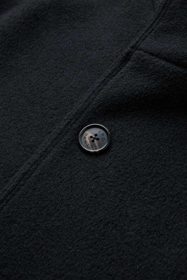 OWEN(오웬) 캐시미어 블랜드 더블 숏 랩코트는 가을, 겨울 시즌을 위한 아우터입니다. 블랙 컬러의 미니멀하고 클래식한 스타일로, 오피스룩, 출근룩, 모임룩에 적합합니다. 모(wool)와 캐시미어 혼방 소재로 제작되어 부드러운 촉감과 두꺼운 두께감을 자랑하며, 하이넥 디자인과 랩코트 스타일이 특징입니다. 숏 기장의 오버핏으로, 더블 버튼 여밈 방식과 긴 소매가 시크한 매력을 더합니다. 안감은 폴리에스터로 마감되었습니다.
