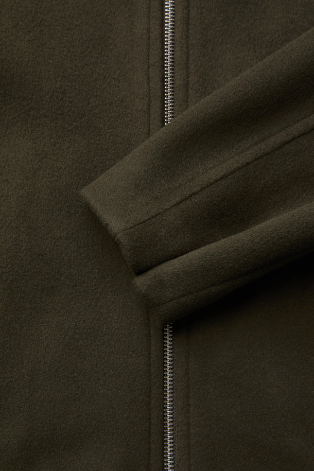 Loft(로프트) 캐시미어 블렌드 집업 하이넥 숏코트는 미니멀한 스타일의 여성용 숏코트입니다. 카키 컬러의 무지 디자인으로, 가을과 겨울에 따뜻하게 입을 수 있습니다. 모, 캐시미어, 나일론, 폴리에스터, 폴리우레탄 혼방 소재로 제작되었으며, 하이넥 디자인과 메탈 지퍼, 넥 시보리 배색, 하단 스트링 조절 기능이 특징입니다. 오버핏으로 편안하게 착용 가능하며, 출근룩으로 활용하기 좋습니다. 긴 소매 기장의 집업 방식의 코트입니다.
