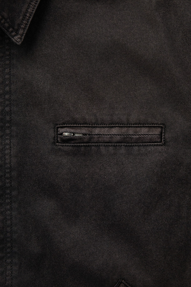 Asphalre(아스팔레) 데님 집업 블루종은 가을, 겨울 시즌 캐주얼한 스타일을 연출하기에 적합한 데님 블루종입니다. 액션플리츠와 밑단 스트랩 디테일이 돋보이며, 워싱 처리된 블루 컬러의 무지 디자인으로 미니멀하고 시티보이 무드를 더합니다. 오버핏으로 편안한 착용감을 선사하며, 데님과 면 혼방 소재로 제작되어 활동성을 높였습니다. 가을 나들이룩 또는 겨울 데일리룩에 활용하여 스타일리시한 룩을 완성해보세요. 긴 소매와 집업 여밈 방식으로 실용성을 더했습니다.
