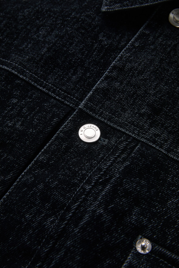 Lucide(루시드) 벨벳 트러커는 캐주얼, 미니멀, 클래식 스타일을 아우르는 세련된 아우터입니다. 부드러운 벨벳 데님 소재와 면 혼방으로 제작되어 봄, 가을에 적합하며, 세미 오버핏 크롭 기장으로 트렌디한 핏을 연출합니다. 블랙 컬러의 무지 디자인에 메탈 부자재와 IRO 시그니처 부자재 포인트가 돋보이며, 긴 소매와 버튼 여밈 방식이 특징입니다. 안감은 폴리에스터로 마감되어 편안한 착용감을 선사합니다.
