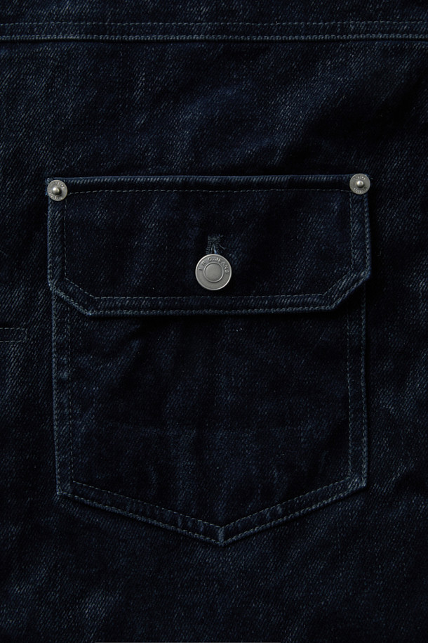 Lucide(루시드) 벨벳 트러커는 캐주얼, 미니멀, 클래식 스타일을 아우르는 네이비 컬러의 트러커 자켓입니다. 면과 벨벳 데님 혼방의 부드러운 촉감이 특징이며, 가을과 겨울에 착용하기 좋습니다. 세미 오버핏으로 편안한 착용감을 선사하며, 버튼 여밈 방식과 긴 소매 기장, 크롭 기장으로 디자인되었습니다. 출근룩과 모임룩에 모두 활용 가능하며, 메탈 및 IRO 시그니처 부자재, 폴리에스터 안감 마감으로 고급스러움을 더했습니다.
