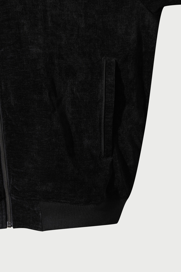 플루이드 트랙 수트는 남녀 공용으로, 스포티하면서도 시크한 스타일을 연출합니다. 블랙 컬러의 무지 디자인으로 다양한 룩에 매치하기 용이하며, 봄, 가을 시즌에 적합합니다. 벨벳 터치 져지 소재로 부드러운 촉감을 선사하며, 오버핏과 얇은 두께로 편안한 착용감을 제공합니다. 집업 스타일의 레귤러 기장 상의에 톤온톤 매칭 테이프 디테일이 돋보이며, 긴 소매로 활동성을 더했습니다.  일상생활뿐만 아니라 스포츠 활동 시에도 폭넓게 활용할 수 있습니다.
