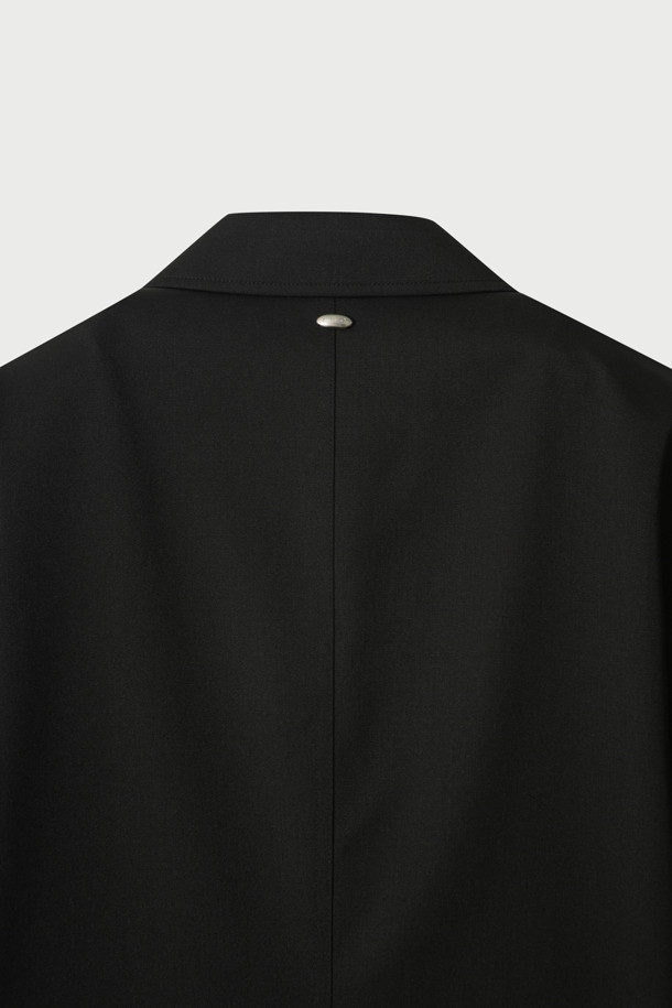 Pointe(퐁테) 오버핏 셋업 원버튼 재킷은 캐주얼, 미니멀, 클래식 스타일을 아우르는 블랙 컬러의 아우터입니다. 폴리에스터와 모 혼방 소재로 제작되어 볼륨감 있는 촉감을 선사하며, IRO(이로) 시그니처 메탈 장식이 포인트로 더해졌습니다. 싱글 버튼 여밈 방식과 오버핏 디자인으로 편안하면서도 세련된 룩을 연출합니다. 안감은 폴리에스터를 사용하여 착용감을 높였습니다. 일상에서 폭넓게 활용하기 좋은 자켓입니다.
