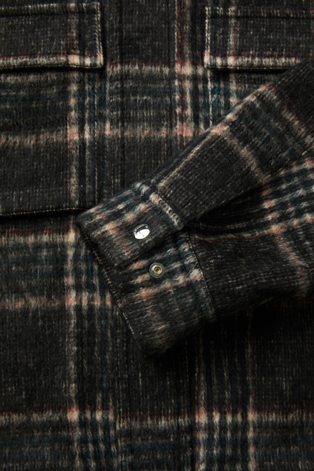 라뷰르 울 체크 빅포켓 블루종은 가을과 겨울, 일상과 출퇴근룩, 모임룩에 모두 어울리는 캐주얼, 클래식, 미니멀 스타일의 아우터입니다. 모, 아크릴, 폴리에스터, 나일론, 레이온, 면 등 다양한 소재가 혼방되어 두꺼운 두께감을 자랑하며, 헤링본을 포함한 체크 패턴으로 세련된 분위기를 더합니다. 오버핏으로 편안한 착용감을 선사하며, 긴 소매와 넉넉한 빅포켓, 액션플리츠, 밑단 스트링 디테일로 실용성을 높였습니다. 안감이 있어 보온성을 더했으며, 다양한 스타일 연출에 활용 가능한 아이템입니다.
