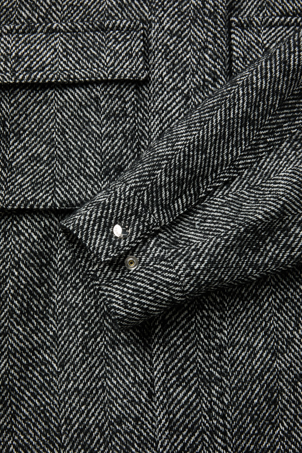 라뷰르 헤링본 빅포켓 블루종은 가을과 겨울, 일상과 출근룩, 모임룩에 모두 어울리는 캐주얼, 클래식, 미니멀 스타일의 아우터입니다. 헤링본 패턴의 고급스러운 디자인에 모, 아크릴, 폴리에스터, 나일론, 레이온, 면 등 다양한 소재를 혼방하여 제작되었습니다. 오버핏으로 편안한 착용감을 선사하며, 빅포켓, 가슴 입체 포켓, 액션플리츠, 밑단 스트링, 안감 처리 등 디테일한 디자인으로 완성도를 높였습니다. 긴 소매 기장으로 보온성을 더했으며, 다양한 룩에 활용하기 좋은 아이템입니다.
