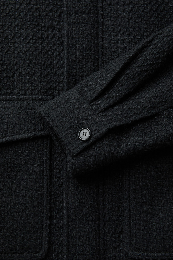 Mysrere(미스리르) 트위드 카라 재킷은 가을과 겨울, 오피스룩과 모임룩에 어울리는 세련되고 고급스러운 아우터입니다. 트위드 배색 패턴에 가죽 카라 디테일, 그리고 빅 포켓 디자인이 특징인 세미 오버핏 블루종 스타일의 재킷입니다. 모, 폴리에스터, 천연가죽 소재로 제작되어 따뜻함과 스타일을 동시에 잡았습니다. 긴 소매 기장으로 클래식, 미니멀, 시크 스타일을 연출하기 좋습니다.
