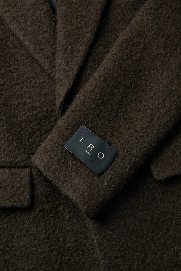 미스트랄 헤어리 울 투 버튼 재킷은 가을과 겨울, 클래식한 스타일을 위한 남성용 아우터입니다. 브라운 컬러의 세미 오버핏으로, 스트라이프 패턴이 돋보입니다. 울, 폴리에스터, 나일론 혼방의 두꺼운 소재로 제작되어 따뜻하고 포근한 착용감을 선사합니다. 오피스룩, 비즈니스 캐주얼, 모임룩 등 다양한 TPO에 활용 가능한 싱글 코트 타입의 투 버튼 재킷입니다. 클래식하고 미니멀한 디자인으로, 센터 벤트 디테일과 폴리에스터 안감이 특징입니다.
