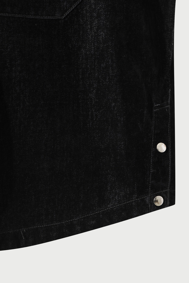 "Lustre(러스트레)" 벨벳 셔켓은 가을, 겨울 시즌에 어울리는 캐주얼 스타일의 여성 아우터입니다. 부드러운 촉감의 면, 레이온 혼방 벨벳 데님 소재로 제작되었으며, 워싱 가공을 통해 빈티지한 멋을 더했습니다. 크롭 기장에 오버핏으로 트렌디한 핏을 연출하며, 블랙 컬러의 무지 디자인으로 어떤 스타일에도 쉽게 매치할 수 있습니다. 사이드 스냅 디테일과 긴 소매가 특징이며, 스냅 버튼 여밈 방식으로 편안하게 착용 가능합니다. 일상에서 편안하고 세련된 스타일을 완성해보세요.
