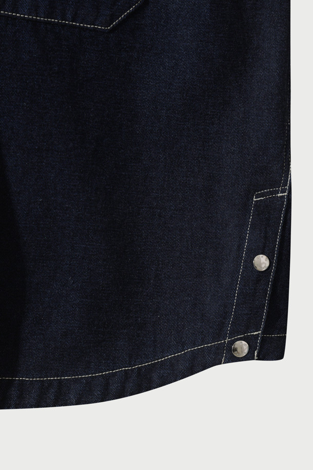 Lustre(러스터) 벨벳 셔켓은 가을과 겨울, 캐주얼 스타일을 위한 오버핏 셔켓입니다. 네이비 컬러의 무지 디자인으로, 면과 레이온 혼방의 부드러운 벨벳 데님 소재가 특징입니다. 워싱 가공을 통해 빈티지한 멋을 더했으며, 크롭 기장과 긴소매로 트렌디한 핏을 연출합니다. 사이드 스냅 디테일로 포인트를 주어, 편안하면서도 스타일리시하게 착용할 수 있습니다.
