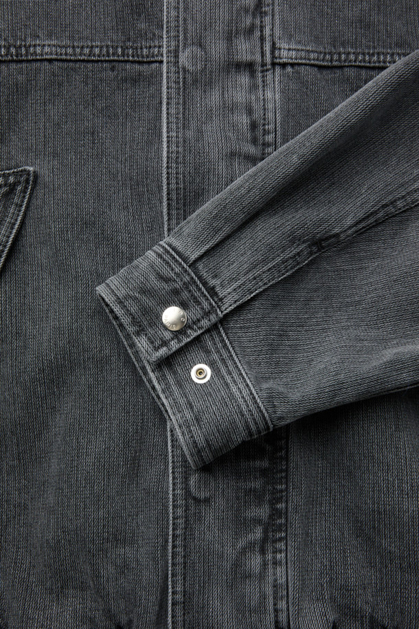 Cime(씨메) 데님 후드 집업 셔켓은 캐주얼하고 미니멀한 스타일을 추구하는 분들을 위한 아이템입니다. 데님 소재와 오버핏 디자인으로 편안한 착용감을 선사하며, 후드와 밑단 스트링, 절개 디테일이 더해져 개성 있는 연출이 가능합니다. 집업 스타일로 간편하게 착용할 수 있으며, 데님 특유의 자연스러운 색감은 어떤 옷에도 잘 어울립니다. 일상에서 편안하게 즐겨 입을 수 있는 매력적인 셔켓입니다.
