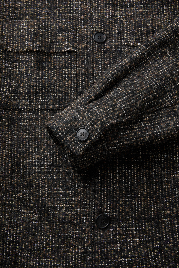 Trame(트라메) 트위드 셔켓은 여성 고객을 위한 아우터입니다. 블랙과 그레이 두 가지 색상으로 출시되었으며, 가을과 겨울에 착용하기 좋은 두껍고 따뜻한 소재로 제작되었습니다. 클래식, 미니멀, 시크 스타일을 연출하기 좋고, 오피스룩, 모임룩, 겨울 데일리룩 등 다양한 TPO에 활용할 수 있습니다. 오버핏 디자인에 긴 소매, 버튼 여밈 방식, 사이드 포켓 디테일을 더해 실용성을 높였습니다. 아크릴, 모, 폴리에스터, 면, 레이온, 나일론 등 다양한 소재를 혼방하여 트위드 특유의 고급스러운 무드를 자아냅니다.
