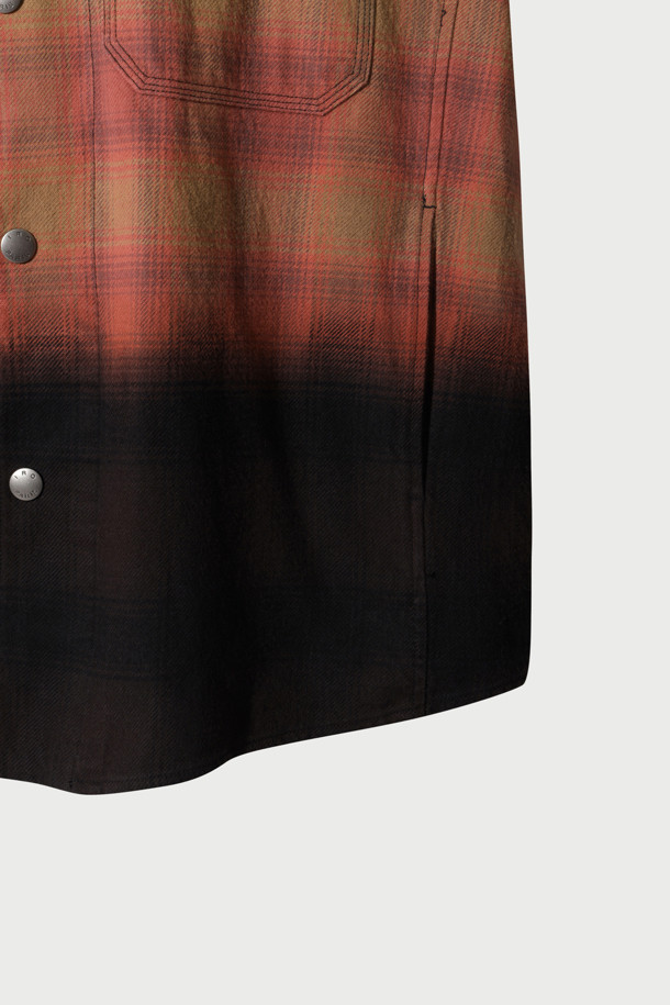 Ecaille(에까이) 페이딩 체크 셔츠는 가을, 겨울 시즌 캐주얼 스타일을 위한 남성 의류입니다. 브라운과 블랙 컬러의 옴브레 체크 패턴이 특징이며, 일본 WATANABEYA(와타나베야)사 소재를 사용하여 두께감 있는 면 소재로 제작되었습니다. 오버핏 디자인에 긴소매 기장으로 편안한 착용감을 제공하며, 하단 다잉 디테일과 상단 페이딩 디테일이 빈티지한 무드를 더합니다. 스냅 버튼 여밈 방식과 사이드 포켓 디테일로 실용성을 높여 캠핑룩, 캐주얼, 클래식, 미니멀 스타일 모두 소화 가능합니다.
