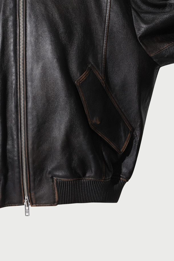 Sillage(실라지) 가죽 페이딩 카라 블루종은 양가죽, 폴리에스터, 레이온 혼방 소재로 제작되어 부드러운 촉감을 선사합니다. 블랙 컬러의 무지 디자인에 액션플리츠 디테일과 봉제라인 페이딩 가공을 더해 빈티지한 무드를 연출합니다. 크롭 기장의 오버핏으로 트렌디함을 강조하며, 카라 디자인과 집업 여밈 방식으로 편안하게 착용할 수 있습니다. 봄, 가을 시즌에 데이트룩, 모임룩, 출근룩 등 다양한 TPO에 클래식, 미니멀, 시크 스타일로 활용하기 좋습니다. 긴 소매 기장과 안감으로 보온성을 더했습니다.
