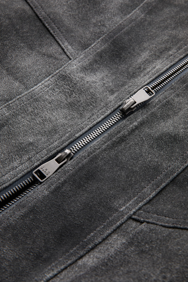 Fissure(피셔) 이펙트 가죽 하이넥 블루종은 세미 오버핏으로, 모던하고 시크한 스타일을 연출합니다. 양가죽과 스웨이드 소재를 사용하여 부드러운 촉감과 고급스러운 분위기를 선사하며, 하이넥 디자인과 절개 라인, 포켓 디테일이 특징입니다. 가을과 겨울에 따뜻하게 착용할 수 있으며, 데이트룩, 모임룩, 출근룩 등 다양한 TPO에 활용 가능합니다. 무지 디자인과 긴 소매 기장으로 클래식하면서도 미니멀한 매력을 더합니다. 안감은 폴리에스터와 레이온 혼방으로 제작되었습니다.
