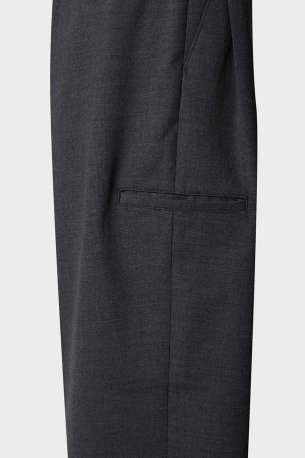 레제 울 혼방 벌룬핏 팬딩 슬랙스는 가을, 겨울 시즌에 어울리는 클래식 스타일의 슬랙스입니다. 폴리에스터, 모, 레이온, 폴리우레탄 혼방 소재로 제작되어 편안한 착용감과 고급스러운 핏을 선사합니다. 벌룬핏 디자인과 하프 밴딩으로 활동성을 높였으며, 전면 2턱과 후면 사이드 턱 디테일이 특징입니다. 출근룩, 비즈니스 캐주얼, 모임룩 등 다양한 때와 장소와 목적에 활용 가능하며, 미니멀한 스타일 연출에도 용이합니다. 스트레치 소재로 제작되어 편안함까지 더했습니다.