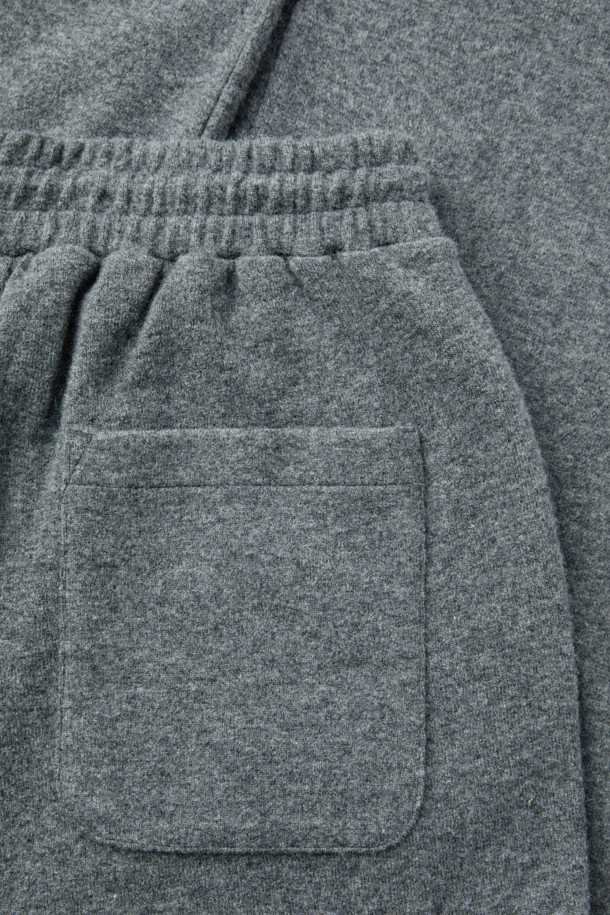 Souple(수플) 울져지 밴딩 팬츠는 가을, 겨울 시즌에 어울리는 베이직 스타일의 밴딩 팬츠입니다. 그레이 컬러의 무지 디자인으로, 울, 면, 나일론 혼방의 져지 소재를 사용하여 편안한 착용감을 선사합니다. 허리 스트링으로 사이즈 조절이 가능하며, 와이드 및 스트레이트 핏으로 제작되어 다리가 길어 보이는 효과를 줍니다. 출근룩이나 비즈니스 캐주얼, 클래식, 미니멀, 캐주얼 등 다양한 스타일 연출이 가능하며, 보온성을 갖춰 겨울철에도 따뜻하게 입을 수 있습니다. 셋업으로도 활용 가능하여 활용도가 높습니다.
