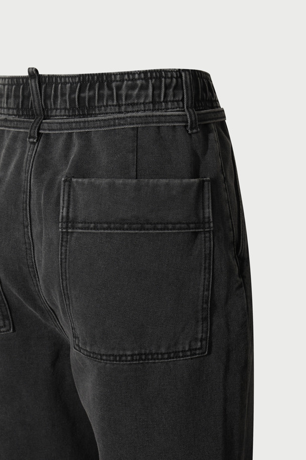 Delie(델리에) 데님 밴딩 팬츠는 가을, 겨울 시즌에 어울리는 블랙 컬러의 데님 팬츠입니다. 일상, 출근룩, 비즈니스 캐주얼에 모두 활용할 수 있으며, 미니멀, 클래식, 캐주얼 스타일을 연출하기 좋습니다. 면 소재의 두꺼운 원단으로 제작되었으며, 와이드 또는 테이퍼드 핏으로 편안한 착용감을 선사합니다. 밴딩 처리와 트위스트 심 라인, 제원단 벨트 디테일, 워싱 가공으로 디자인 완성도를 높였습니다.
