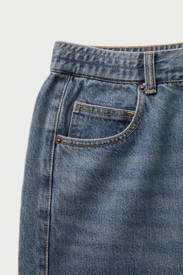 Driot(드리오) 데님 스트레이트핏 팬츠는 가을, 겨울 시즌에 어울리는 남녀 공용 데님 팬츠입니다. 빈티지하고 베이직한 무드의 블루 컬러 무지 디자인으로, 출근룩과 데이트룩 등 다양한 TPO에 활용 가능합니다. 두꺼운 두께감의 면 소재로 제작되어 따뜻하고 편안한 착용감을 선사하며, 워싱 및 브러시 가공으로 자연스러운 멋을 더했습니다. 스트레이트핏으로 어떤 스타일에도 잘 어울리며, 캐주얼, 클래식, 미니멀 스타일을 즐겨 입는 분들께 추천합니다.
