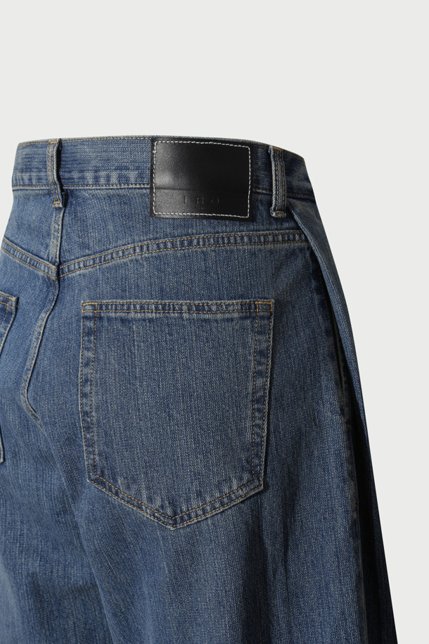 Derive(데리브) 데님 와이드 사이드턱 팬츠는 빈티지 스타일을 자아내는 데님 팬츠입니다. 블루 컬러의 면 소재로 제작되어 가을, 겨울 시즌에 착용하기 좋습니다. 와이드핏으로 편안한 착용감을 선사하며, 사이드 턱 디자인과 워싱 및 브러시 가공을 통해 독특한 매력을 더했습니다. 캐주얼, 미니멀 스타일을 즐겨 입는 고객에게 적합합니다. 일상에서 개성 있는 스타일을 연출해보세요.
