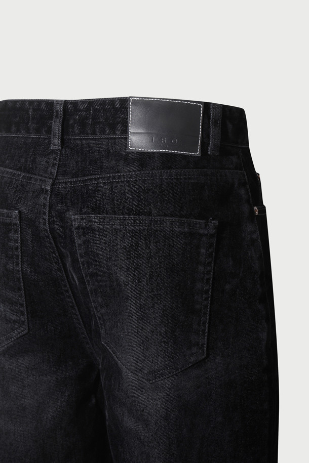 "Nacre(나끄) 벨벳 데님 팬츠"는 가을, 겨울 시즌에 어울리는 와이드 핏의 긴바지입니다. 부드러운 촉감의 면, 레이온 혼방 소재로 제작되어 편안한 착용감을 선사하며, 은은한 광택감이 고급스러운 분위기를 더합니다. 무지 디자인에 쭉 뻗은 핏으로 어떤 상의와도 잘 어울려 베이직하면서도 세련된 스타일을 연출할 수 있습니다. 출근룩, 모임룩 등 다양한 TPO에 활용 가능하며, 클래식, 미니멀, 시크 스타일을 즐겨 입는 분들께 추천합니다. 특히 아우터와 셋업으로 매치하여 더욱 완성도 높은 스타일링을 완성해보세요.
