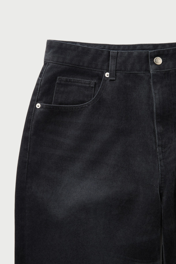 Nacre(나끄르) 벨벳 데님 팬츠는 부드러운 촉감의 벨벳 소재와 면 혼방으로 제작되어 편안한 착용감을 선사합니다. 블랙 컬러의 무지 디자인은 미니멀, 클래식, 시크 스타일을 연출하며, 와이드핏으로 트렌디한 실루엣을 강조합니다. 은은한 광택감이 고급스러움을 더하며, 일상에서 폭넓게 활용하기 좋습니다. 세련된 무드를 완성하는 데님 팬츠를 만나보세요.
