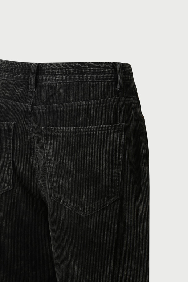 Grain(그레인) 코듀로이 워싱 팬츠는 가을과 겨울, 두 계절에 걸쳐 따뜻하고 스타일리시하게 착용할 수 있는 바지입니다. 부드러운 코듀로이 소재와 면을 혼방하여 편안한 착용감을 선사하며, 워싱 가공을 통해 빈티지한 무드를 더했습니다. 와이드 핏과 스트레이트 핏으로 출시되어 체형에 구애받지 않고 누구나 멋스럽게 소화할 수 있으며, 메탈 부자재와 IRO 시그니처 택션지로 포인트를 주었습니다. 일상, 동네 마실, 카페 등 다양한 TPO에 클래식, 캐주얼, 미니멀 스타일로 활용하기 좋습니다.
