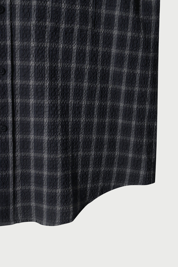 **Croquis(크로키) 서커 체크 오버핏 셔츠**는 시어서커 소재로 제작되어 여름철에도 시원하게 착용 가능한 셔츠입니다. 블랙과 그레이 두 가지 색상으로 출시되었으며, 베이직한 디자인에 체크 패턴이 더해져 캐주얼, 미니멀, 클래식 스타일을 연출할 수 있습니다. 넉넉한 오버핏으로 편안한 착용감을 선사하며, 레귤러 칼라와 긴 소매 기장으로 다양한 스타일링이 가능합니다. 가슴 포켓 디테일과 아우터로도 활용할 수 있는 실용성을 갖춰 여행룩이나 비즈니스 캐주얼에 활용하기 좋습니다.
