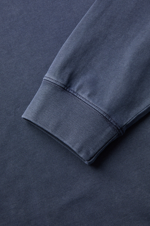 네이비 컬러의 Ombre(옴브레) 로고 아플리케 다잉 긴팔 티셔츠입니다. 부드러운 촉감의 면 소재 15수 두께로 제작되었으며, 봄, 가을에 착용하기 좋습니다. 캐주얼, 미니멀, 클래식 스타일을 연출하기에 적합하며, 세미 오버핏으로 편안한 착용감을 선사합니다. 전면부 IRO 아플리케 자수와 후면 시그니처 부자재를 사용하여 디자인의 완성도를 높였으며, 가먼트다잉 기법으로 은은한 멋을 더했습니다. 라운드넥 긴팔 티셔츠로, 일상에서 편안하게 즐겨 입을 수 있습니다.
