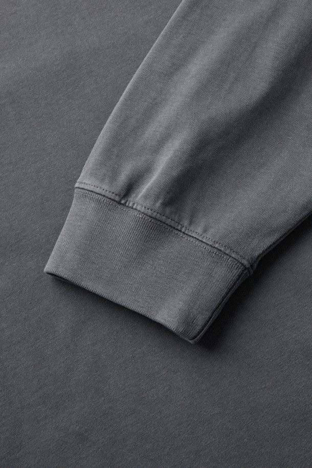 옴브레 로고 아플리케 다잉 긴팔 티셔츠는 베이직한 스타일을 추구하는 분들을 위한 세미 오버핏의 면 긴팔 티셔츠입니다. 가먼트 다잉 기법으로 제작되어 자연스러운 컬러감을 연출하며, 부드러운 촉감이 특징입니다. 전면부에는 IRO 아플리케 자수 로고가, 후면에는 시그니처 부자재가 포인트로 디자인되었습니다. 라운드넥 디자인으로 편안하게 착용 가능하며, 봄, 가을철 일상 및 출근룩, 모임룩 등 다양한 TPO에 활용 가능합니다. 캐주얼, 미니멀, 클래식 스타일을 즐겨 입는 분들께 추천합니다.
