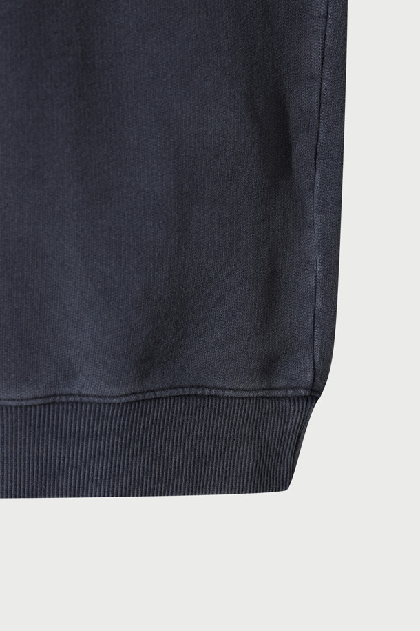 Scene(씬) 로고 자수 다잉 맨투맨은 가을, 겨울 시즌을 위한 베이직 스타일의 맨투맨입니다. 네이비 컬러의 면 소재로 제작되었으며, 부드러운 촉감이 특징입니다. 세미 오버핏으로 편안한 착용감을 제공하며, 라운드넥과 긴소매 디자인으로 어떤 스타일에도 잘 어울립니다. 가먼트다잉 기법을 사용하여 자연스러운 색감과 빈티지한 매력을 더했습니다. 캐주얼, 미니멀, 클래식 스타일을 즐겨 입는 분들께 겨울 데일리룩, 동네 마실룩으로 추천합니다.
