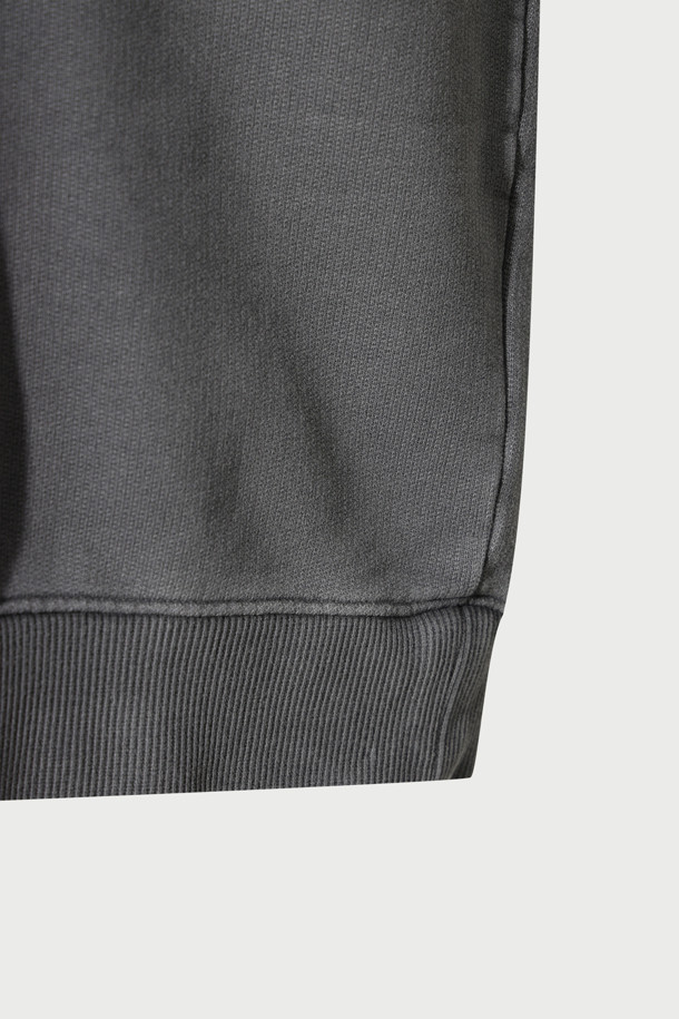 Scene(씬) 로고 자수 다잉 맨투맨은 가을, 겨울 시즌에 어울리는 베이직 스타일의 맨투맨입니다.  세미 오버핏으로 편안한 착용감을 선사하며, 프렌치 테리 소재와 가먼트다잉 기법으로 제작되어 부드러운 촉감과 자연스러운 색감 표현이 특징입니다.  라운드넥 디자인과 긴 소매 기장으로 어떤 스타일에도 쉽게 매치할 수 있으며, 캐주얼, 미니멀, 클래식 스타일을 즐겨 입는 분들께 추천합니다.  일상, 출근룩, 모임룩 등 다양한 TPO에 활용하기 좋습니다.  그레이 컬러에 로고 자수 디테일로 포인트를 주어 심플하면서도 세련된 분위기를 연출합니다.
