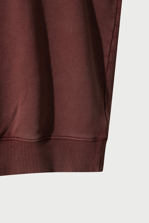 Scene (씬) 로고 자수 다잉 맨투맨은 가을, 겨울 시즌에 어울리는 베이직 스타일의 맨투맨입니다. 면 소재로 제작되었으며, 세미 오버핏의 상의 기장과 긴소매 기장으로 편안한 착용감을 선사합니다. 브라운 컬러에 로고 자수 디테일이 돋보이며, 가먼트다잉(Garment Dyeing) 기법으로 제작되어 자연스러운 색감과 빈티지한 무드를 연출합니다. 출근룩, 캠핑룩 등 다양한 TPO에 캐주얼, 미니멀, 클래식 스타일로 활용하기 좋습니다. 
