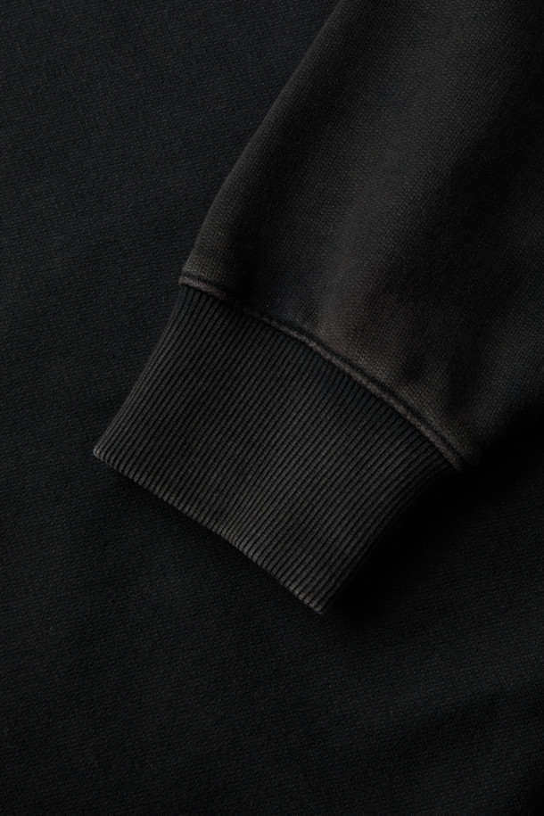 Noirceur(누아르시르) 백로고 아트웍 다잉 맨투맨은 가먼트다잉 기법으로 제작되어 자연스러운 멋을 더했습니다. 전면부 IRO 아플리케 자수와 후면부 레터링 아플리케 자수가 돋보이는 디자인으로, 베이직하면서도 트렌디한 스타일을 연출합니다. 부드러운 면 소재와 오버핏 실루엣으로 편안한 착용감을 선사하며, 봄, 가을 시즌 데일리룩, 캠핑룩으로 활용하기 좋습니다. 블랙 컬러의 라운드넥 긴소매 크롭 기장 맨투맨으로 캐주얼, 미니멀, 스트리트 무드를 즐길 수 있습니다.
