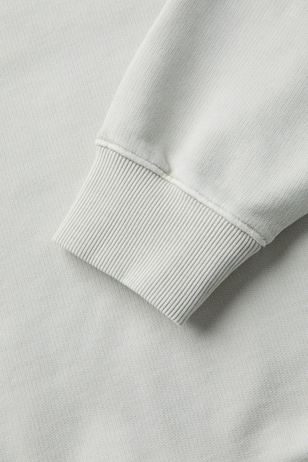 Noirceur(누아르쒸르) 백로고 아트웍 다잉 맨투맨은 베이직한 스타일의 오버핏 맨투맨입니다. 부드러운 촉감의 면 소재에 가먼트다잉 기법을 적용하여 자연스러운 멋을 더했습니다. 전면부 IRO 아플리케 자수와 후면부 레터링 아플리케 자수로 포인트를 주어 디자인의 완성도를 높였습니다. 라운드넥과 긴소매 디자인으로 캐주얼, 미니멀, 클래식 스타일을 연출하기 좋습니다. 봄, 가을 시즌에 활용하기 좋은 데일리 아이템입니다.
