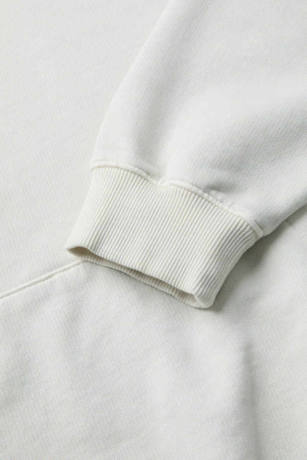 Nuage(누아쥬) 로고 아플리케 다잉 후디는 부드러운 면 소재로 제작되어 편안한 착용감을 선사합니다. 가먼트다잉 기법으로 은은한 컬러감을 더했으며, 오버핏 실루엣과 크롭 기장으로 트렌디한 스타일을 연출합니다. 전면에 Nuage 로고 아플리케 디테일을 더해 포인트를 주었으며, 캥거루 포켓으로 실용성까지 갖췄습니다. 캐주얼, 미니멀, 클래식한 스타일을 즐겨 입는 분들께 동네 마실룩, 집콕룩, 봄 소풍룩으로 추천합니다.
