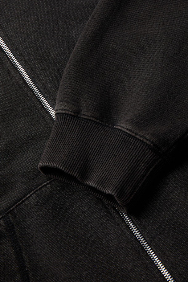 Fugue(퓨그) 백로고 아트웍 다잉 후드 집업은 캐주얼, 스트릿, 미니멀 스타일을 아우르는 오버핏 후드 집업입니다. 봄, 가을 시즌에 적합하며, 부드러운 면 소재로 제작되어 편안한 착용감을 선사합니다. 가먼트다잉 기법을 적용하여 빈티지한 멋을 더하고, 전면부 IRO 아플리케 자수와 후면부 레터링 아플리케 자수로 포인트를 주었습니다. 두꺼운 두께감으로 따뜻함을 유지하며, 캠핑룩으로도 활용 가능하며 셋업으로도 연출할 수 있습니다.
