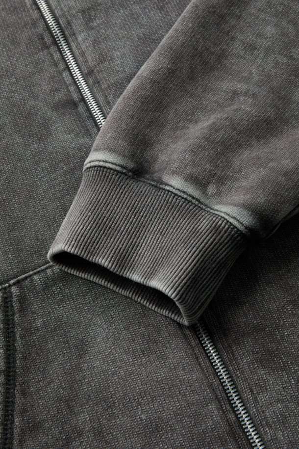 Fugue(퓨그) 백로고 아트웍 다잉 후드 집업은 캐주얼, 미니멀, 스트리트 스타일을 아우르는 후드 집업입니다. 블랙 컬러의 면 소재로 제작되었으며, 봄, 가을에 착용하기 좋습니다. 가먼트 다잉 기법을 적용하여 은은한 멋을 더했고, 전면부 IRO 아플리케 자수와 후면부 레터링 아플리케 자수로 포인트를 주었습니다. 오버핏 크롭 기장으로 트렌디한 핏을 연출하며, 셋업 팬츠와 매칭하여 스타일리시하게 연출할 수 있습니다. 부드러운 촉감의 후드 집업으로 편안한 착용감을 선사합니다.
