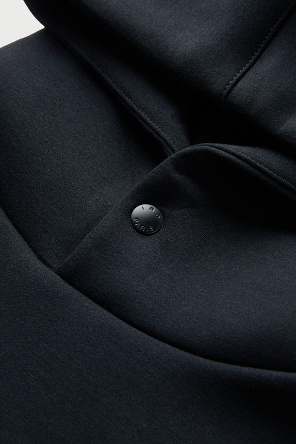 Flanerie(플라네리) 밴딩 배색 오버핏 후디는 편안함과 스타일을 동시에 만족시키는 공용 후디입니다. 부드러운 면 소재에 두꺼운 두께감으로 봄, 가을, 겨울 모두 따뜻하게 착용 가능하며, 일상 및 캠핑룩, 미니멀 스타일 연출에 적합합니다. 밴딩 디테일과 배색 디자인이 돋보이며, 크롭 기장의 오버핏으로 트렌디한 핏을 선사합니다. 무지 디자인으로 어떤 스타일에도 쉽게 매치할 수 있으며, 긴 소매 기장으로 안정감을 더합니다.
