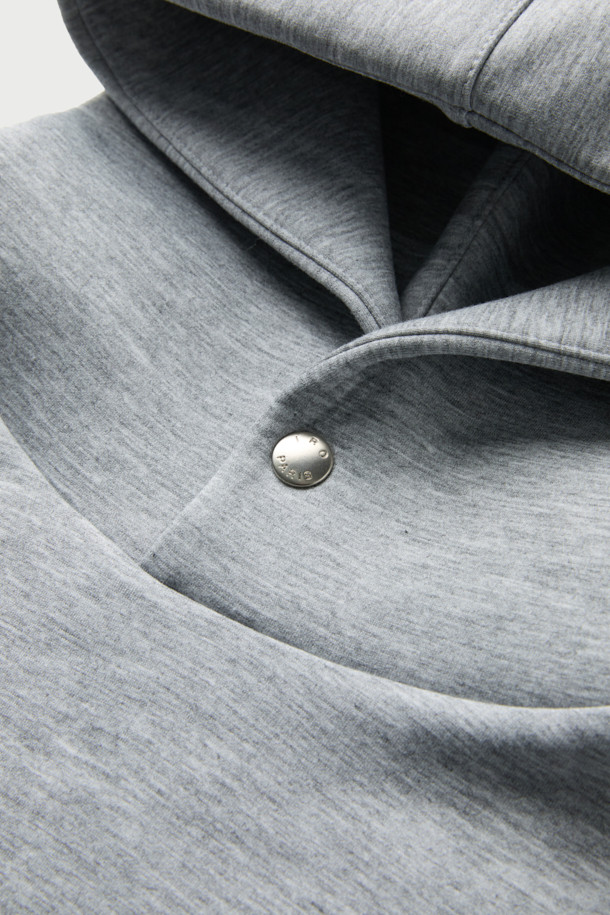 Flanerie(플라네리) 밴딩 배색 오버핏 후디는 가을, 겨울 시즌에 어울리는 데일리 후디입니다. 부드러운 면 소재로 제작되어 편안한 착용감을 선사하며, 오버핏 디자인으로 트렌디한 스타일을 연출합니다. 밴딩 디테일과 배색 디자인이 돋보이며, 집콕룩이나 산책룩 등 다양한 TPO에 활용 가능합니다. 캐주얼하고 미니멀한 스타일을 즐기는 분들께 추천합니다. 그레이 컬러의 무지 디자인으로 어떤 옷에도 쉽게 매치할 수 있습니다.
