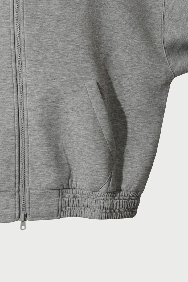 보일 쿠션지 후드 집업 티셔츠는 부드러운 촉감의 폴리에스터, 레이온, 폴리우레탄 혼방 소재로 제작되어 편안한 착용감을 선사합니다. 오버핏 크롭 기장으로 트렌디한 스타일을 연출하며, 밑단 시보리 배색과 풍성한 소매 실루엣이 특징입니다. 후면에 IRO 시그니처 볼륨 레터링 로고가 포인트로 들어가 개성을 더합니다. 집콕룩, 산책룩 등 다양한 일상 상황에 캐주얼, 미니멀, 스트리트 스타일로 활용하기 좋습니다. 사계절 내내 즐겨 입을 수 있는 베이직한 디자인의 후드 집업 티셔츠입니다.
