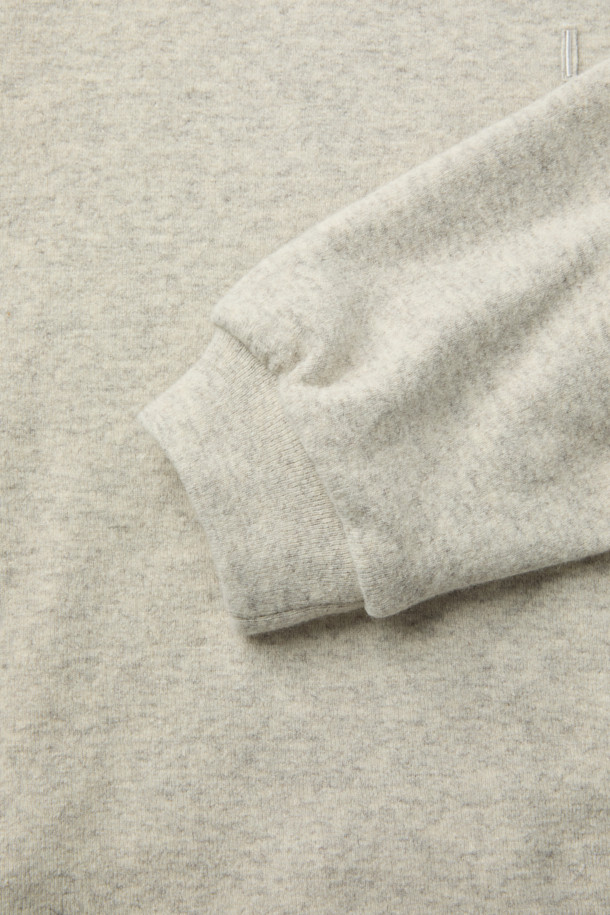 Louple(루플) 울 져지 스웻셔츠는 가을, 겨울 시즌에 어울리는 공용 스웻셔츠입니다. 일본 Oharayaseni(오하라야세니)사의 울 혼방 져지 소재를 사용하여 부드러운 촉감을 선사하며, 미니멀하고 베이직한 스타일을 연출합니다. 아이보리, 베이지 두 가지 색상으로 출시되었으며, 넉넉한 오버핏으로 편안한 착용감을 제공합니다. IRO(아이알오) 시그니처 아플리케 디테일과 사이드 포켓이 특징이며, 셋업으로도 활용 가능합니다. 라운드넥, 긴소매 디자인으로 다양한 스타일을 소화할 수 있습니다.
